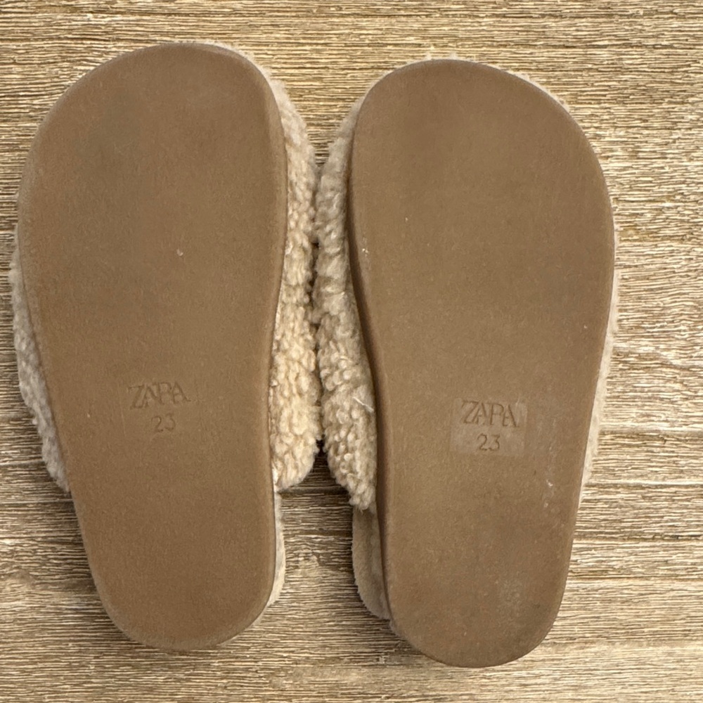 Zara Kids Beige Fuzzy Slippers - Picture 2 of 2